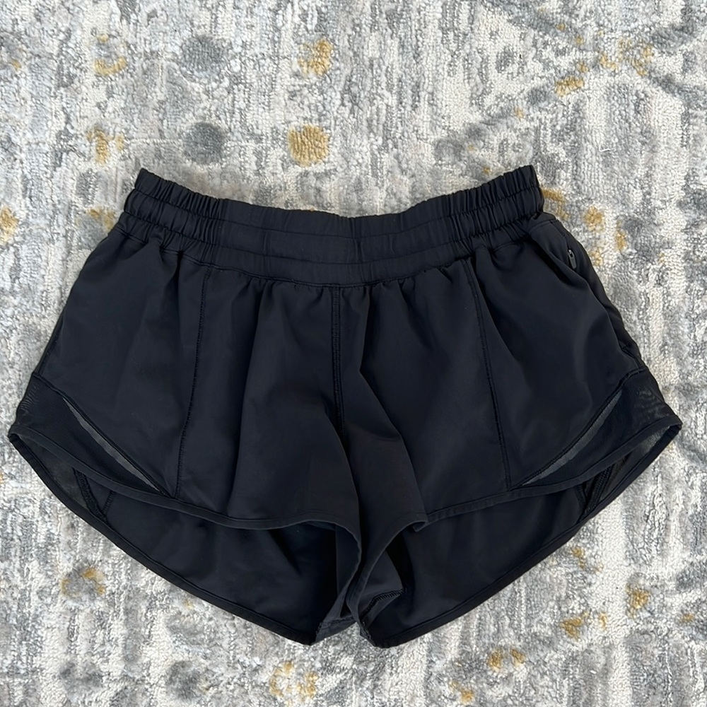 Lululemon Hotty Hot Shorts (black; size 6)